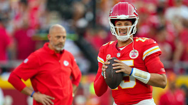 Chiefs QB Patrick Mahomes warms up as offensive coordinator Matt Nagy looks on.